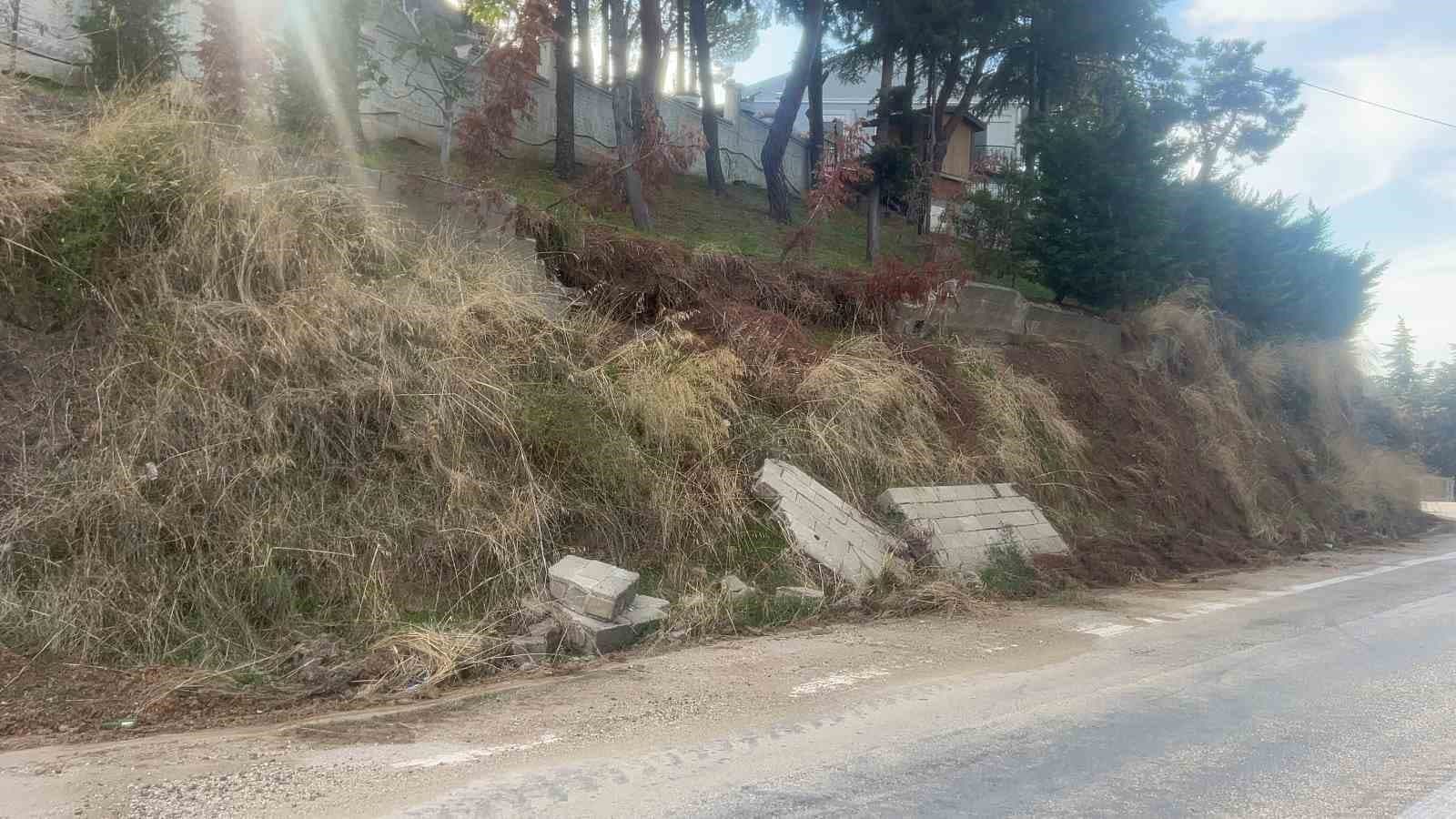 Bursa'da Şiddetli Yağışlar İstinat Duvarını Yıktı: Yol Güvenliği Tehlikeye Düştü