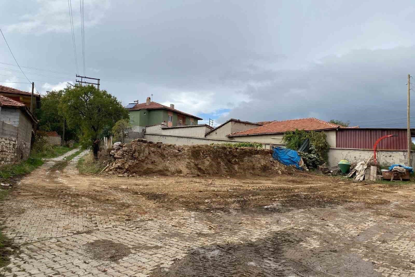 Uşak'ta Güvenlik Riski Oluşturan Metruk Yapılar Yıkılıyor