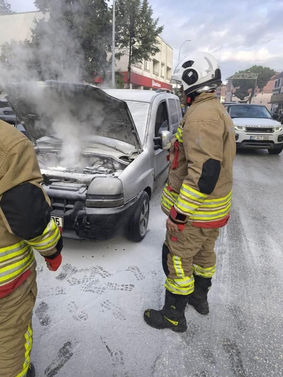 Yayladağı'nda Hafif Ticari Araç Alevlere Teslim Oldu