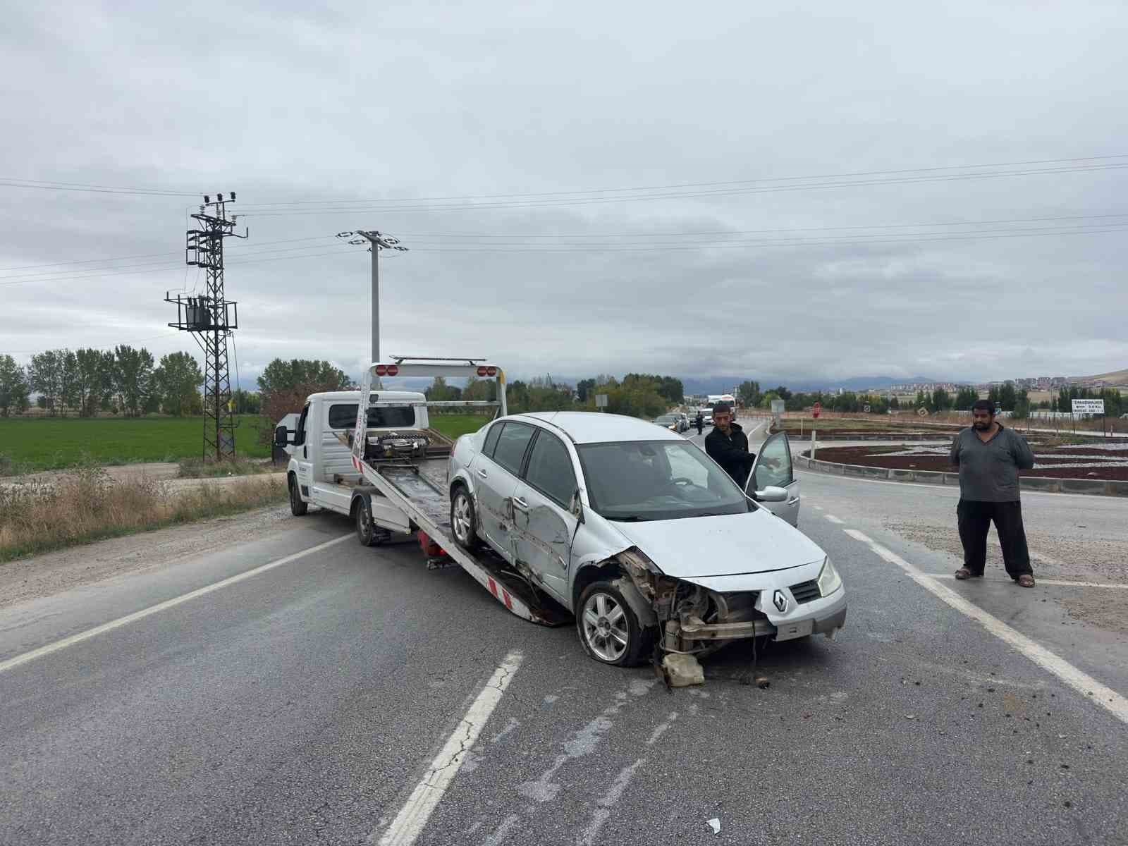 Emirdağ'da Kontrolden Çıkan Otomobil Refüje Girdi