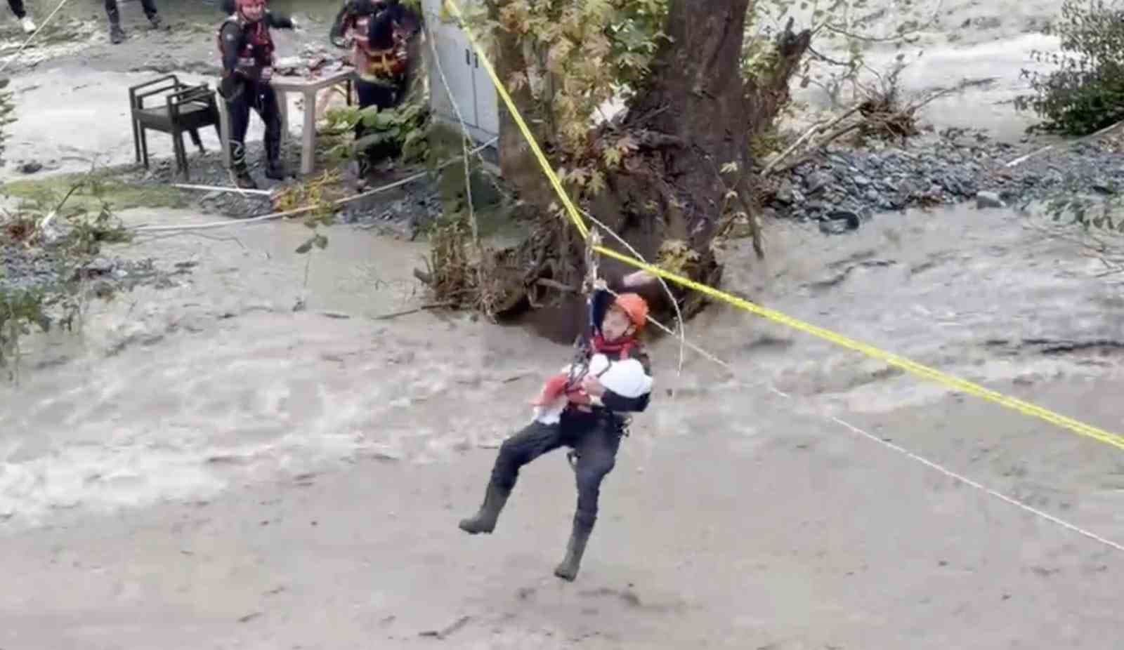 Sel Felaketinde Duygulandıran Kurtarma: Jandarma Bebeği Uyutarak Tahliye Etti