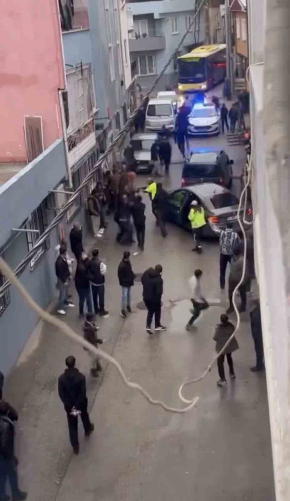 Bursa'da Polisten Kaçan Şüphelileri Mahalleli Kurtardı