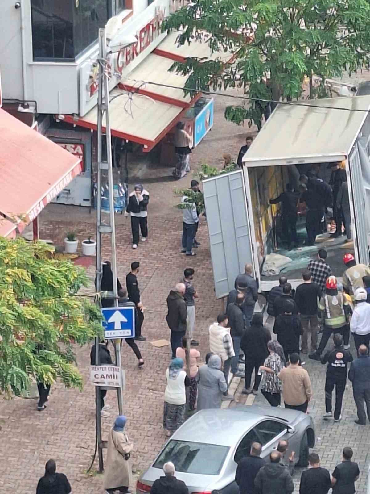 Esenyurt'ta Kamyon Kasasındaki Camlar İşçilerin Üzerine Devrildi: 2 Yaralı