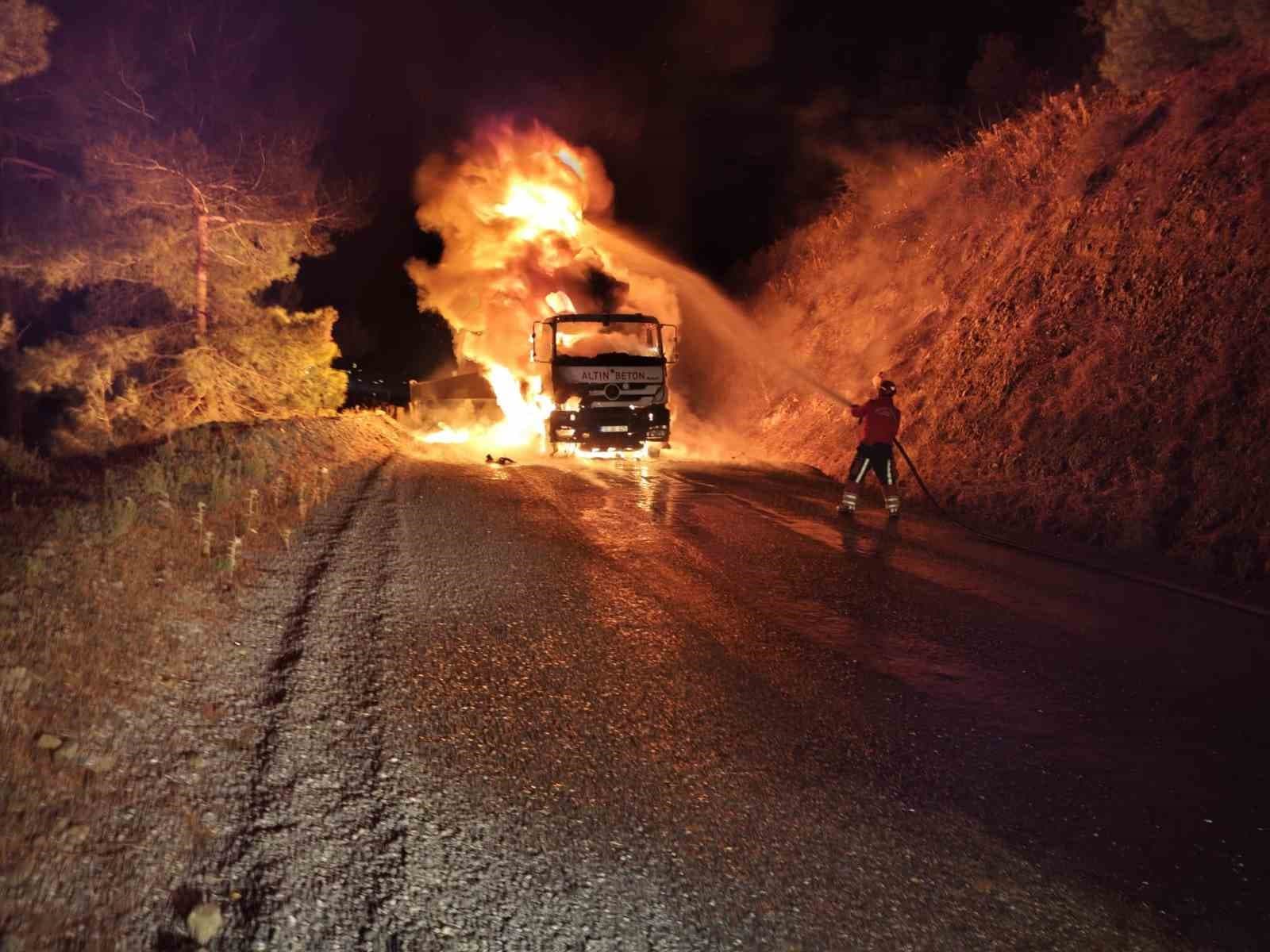 Havran'da Kamyon Yangını: Ekipler Seferber Oldu