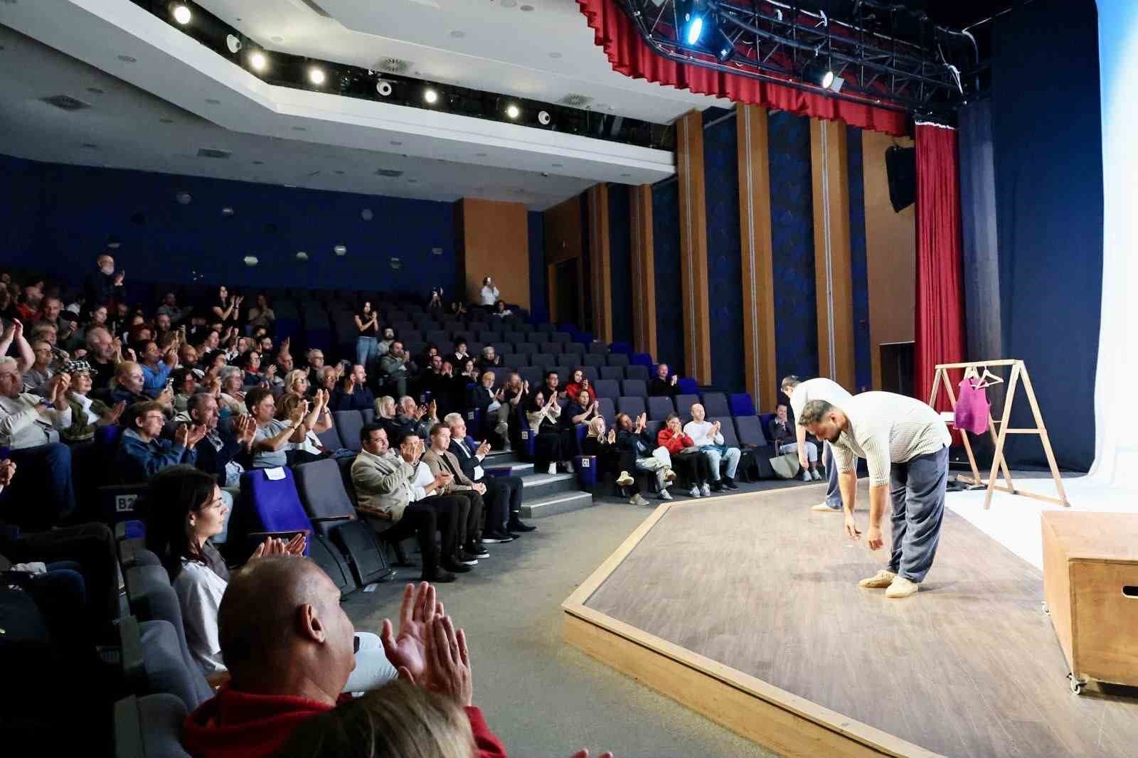 Bodrum Şehir Tiyatrosu Yeni Sezona "Cambazın Cenazesi" ile Merhaba Dedi