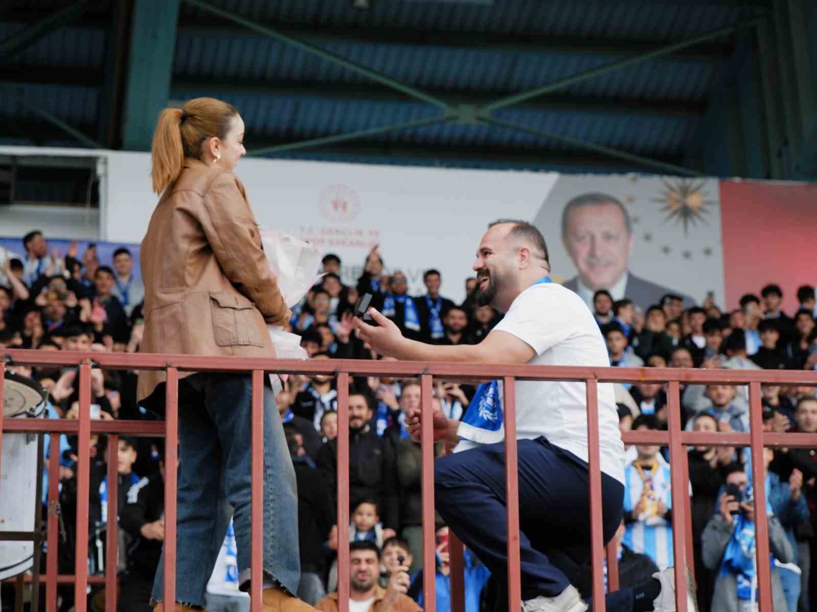 Erzurumspor Tribünlerinde Romantik Anlar: Maç Öncesi Evlilik Teklifi