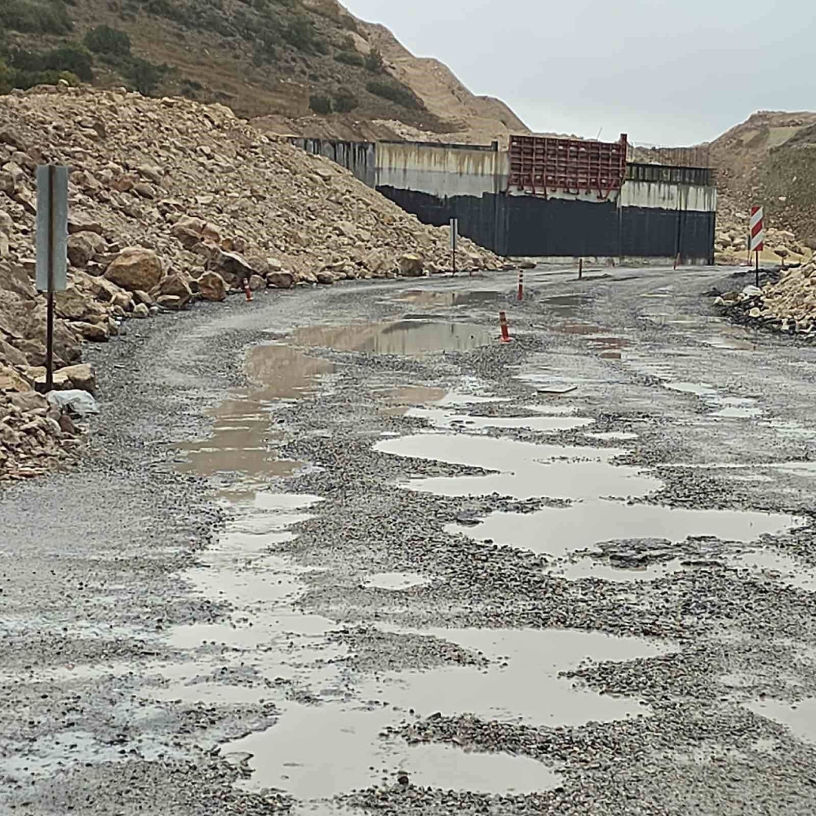 Seyitgazi-Kırka Bağlantı Yolundaki Çukurlar Sürücüleri Mağdur Ediyor