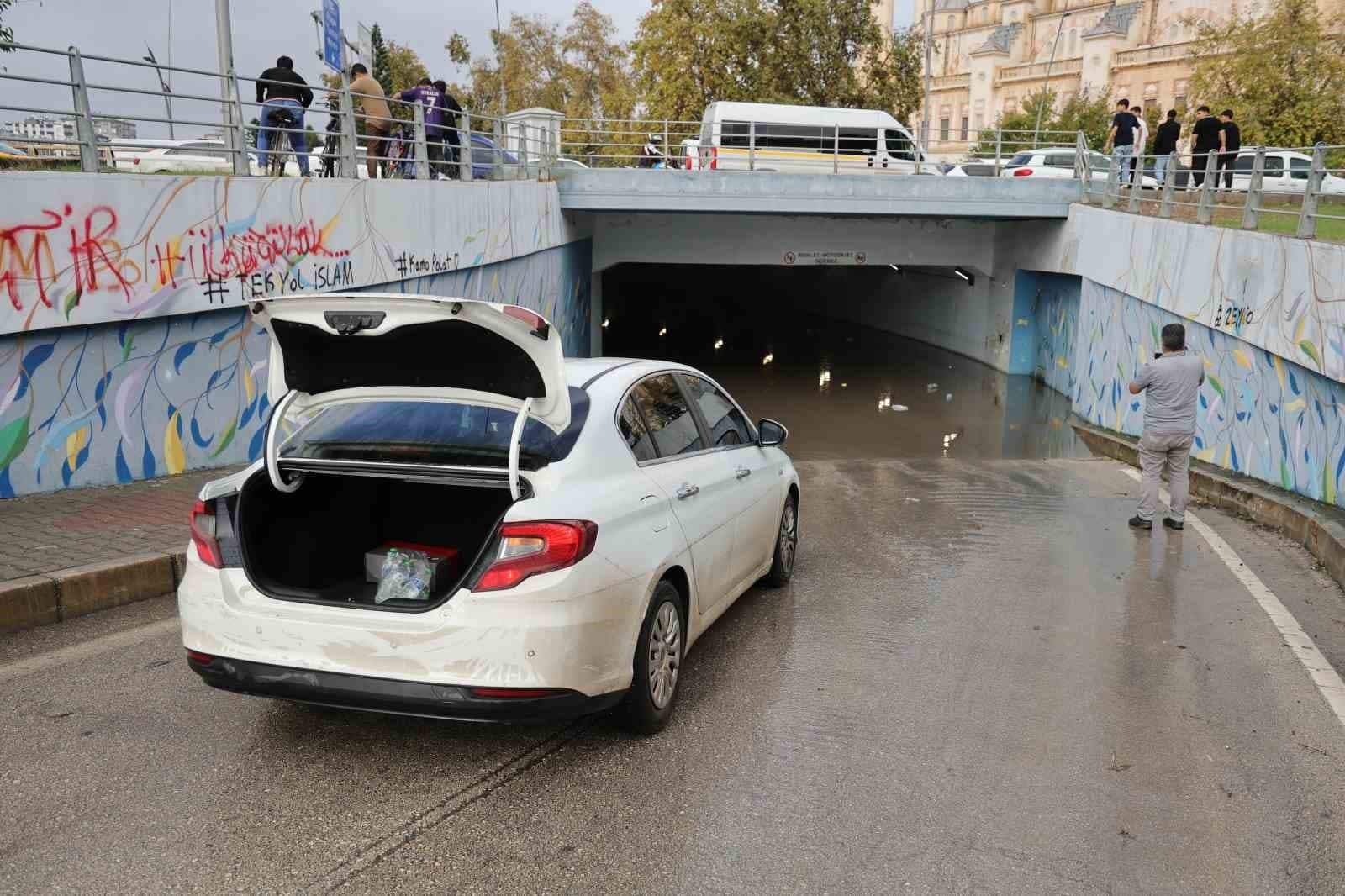 Adana'da Sağanak Kabusu: Alt Geçitte Otomobil Suya Gömüldü