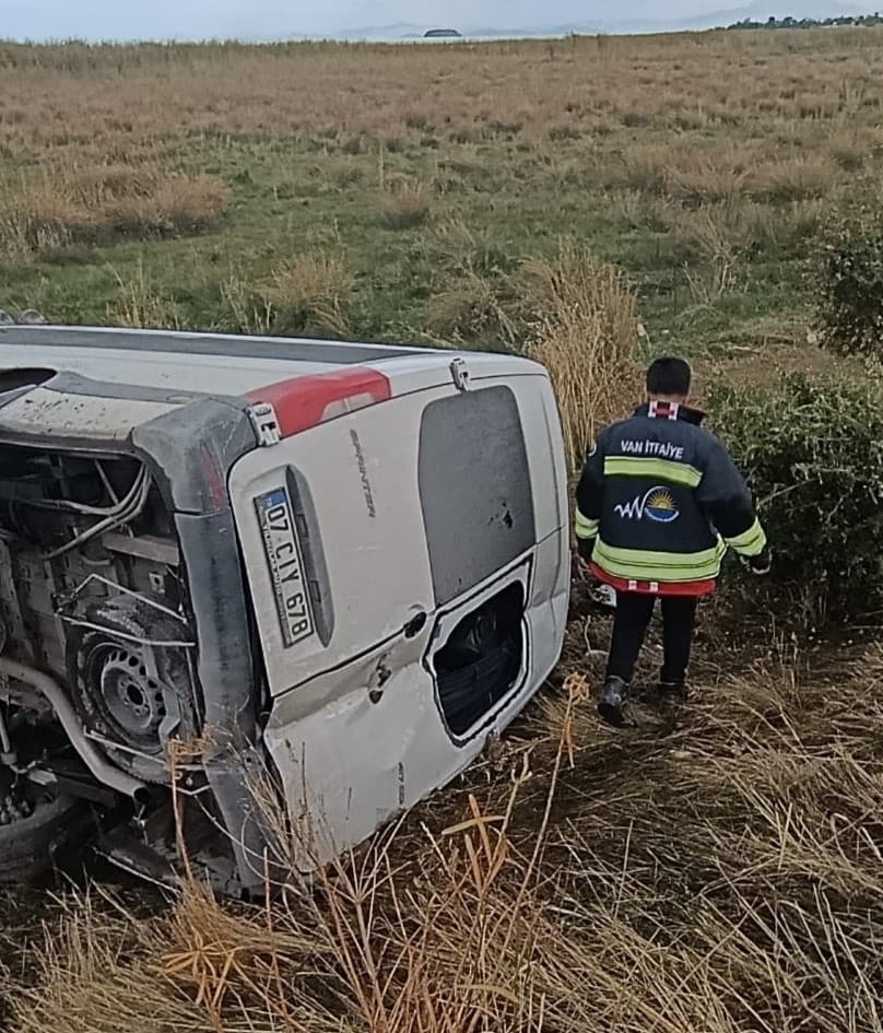 Van'da Minibüs Devrildi: 6 Yaralı