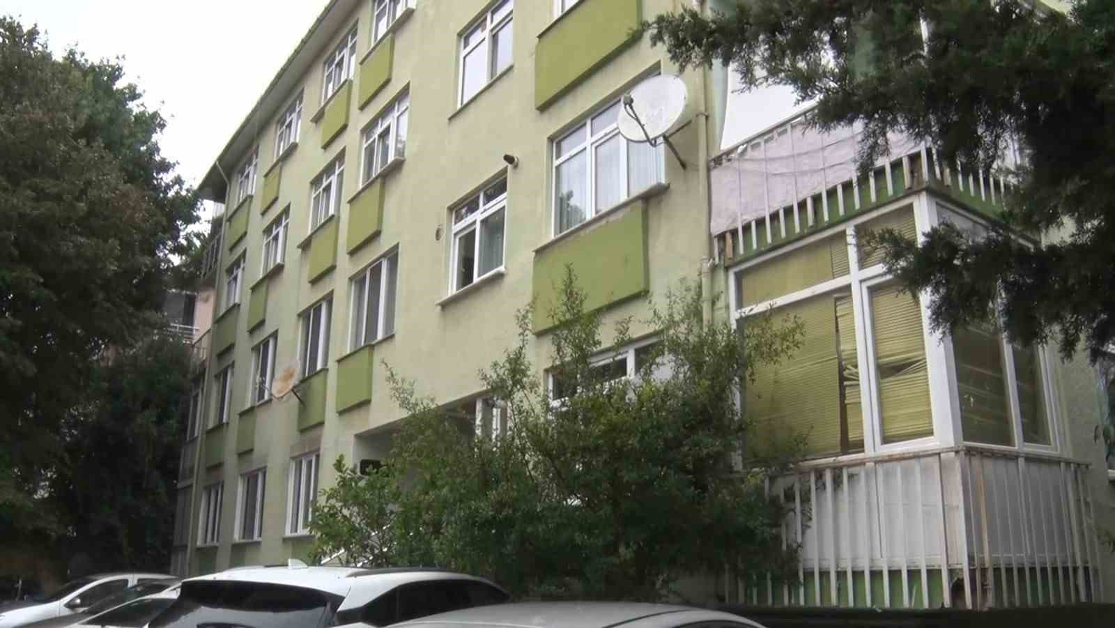 Üsküdar'da Rögar Patladı: Apartman Sakinleri Pis Su ve Kokuyla Mücadele Ediyor