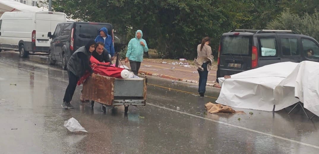 Antalya'da Şiddetli Rüzgar Semt Pazarını Altüst Etti
