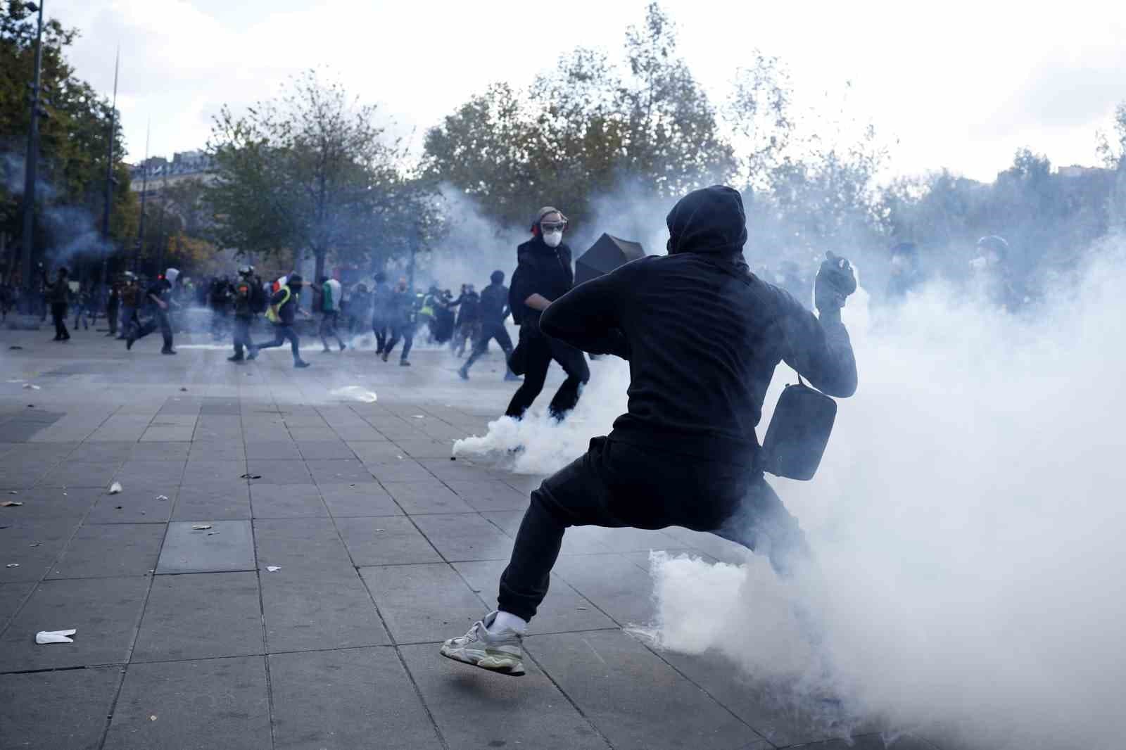 Paris'te Protestolar Şiddete Dönüştü: Yüzlerce Gözaltı