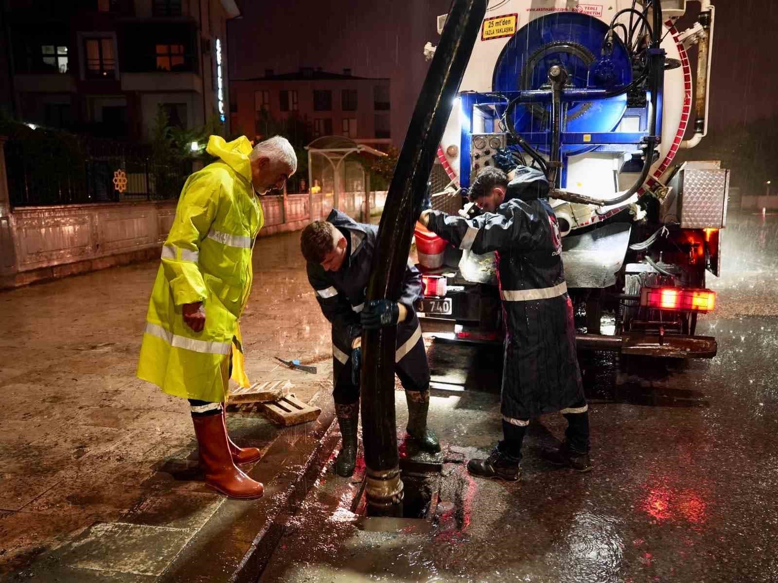 Düzce'de Aşırı Yağış Alarmı: Belediye Ekipleri Teyakkuzda
