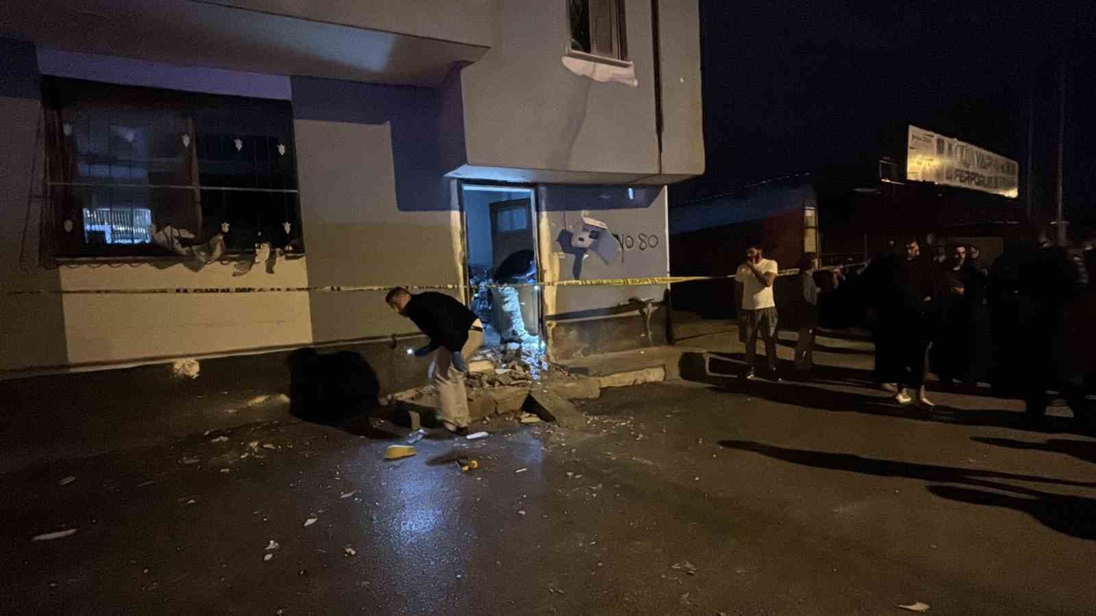 Adana'da Eve El Yapımı Patlayıcı Atıldı: 5 Kişi Panik Yaşadı