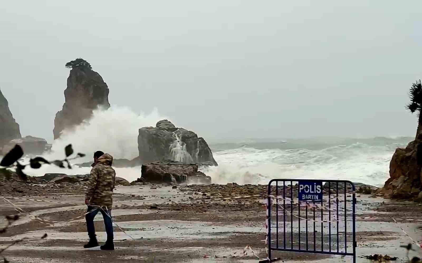 Amasra'da Dev Dalgalar Sahili Vurdu: Boyu 10 Metreyi Geçti