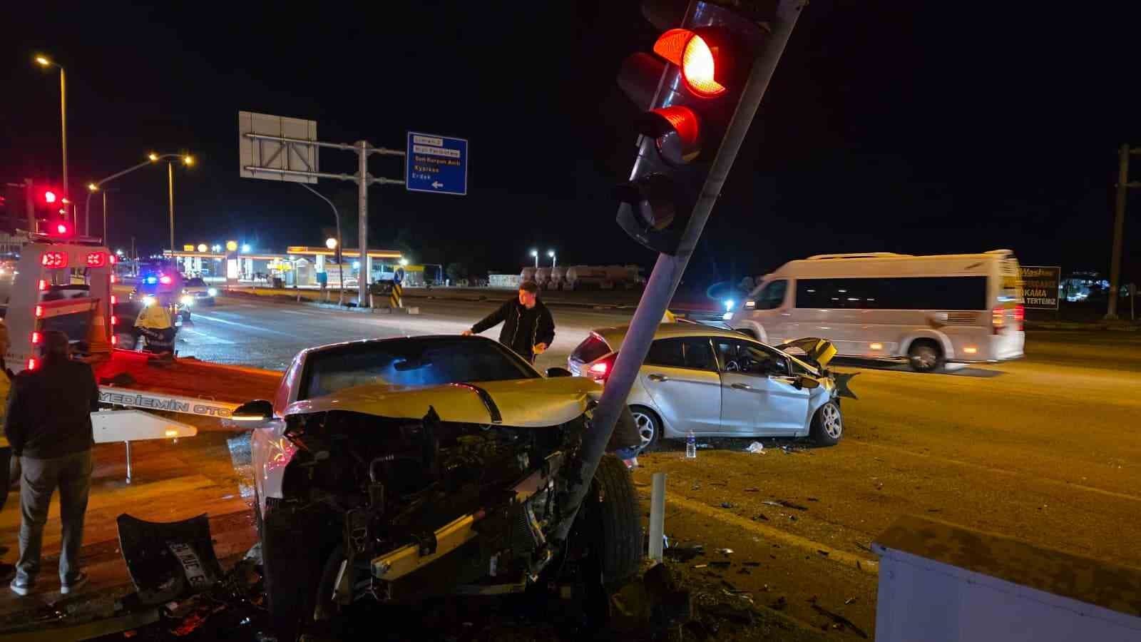 Bandırma'da İki Otomobil Çarpıştı: 3 Yaralı