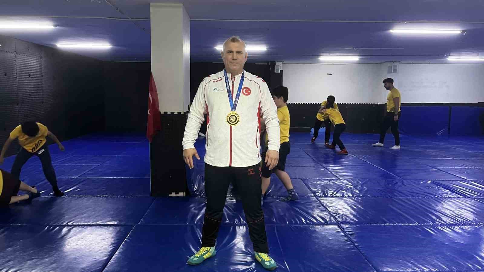 50 Yaşındaki Milli Güreşçi Nazmi Kahveciler Dünya Şampiyonu Oldu