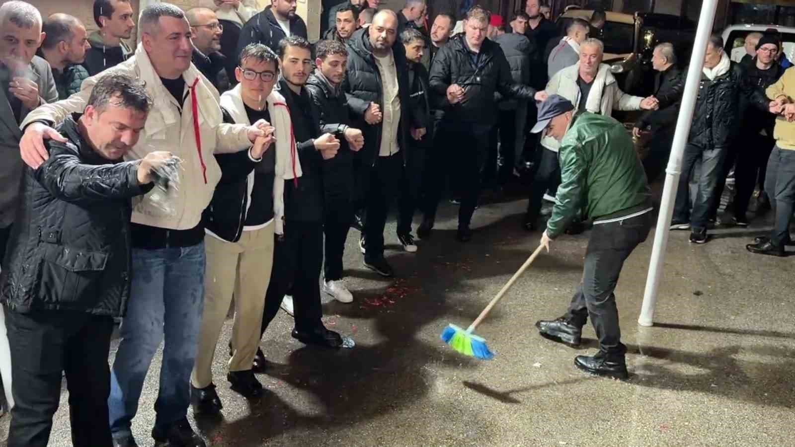 Bursa'da Sağanak Yağış Arnavut Damat Eğlencesine Engel Olmadı