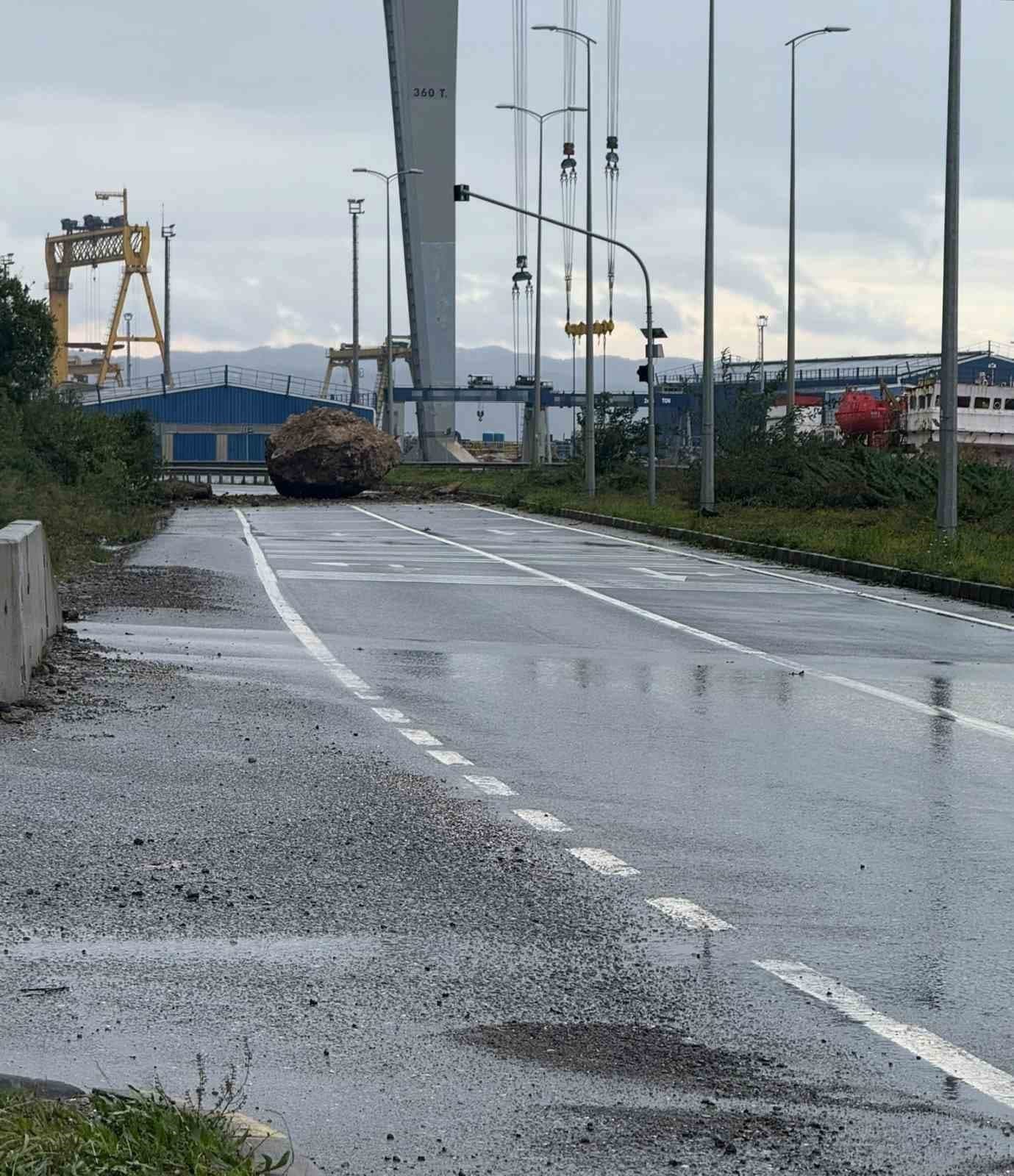 Zonguldak'ta Dev Kaya Yola Düştü: Ulaşım Geçici Olarak Durdu
