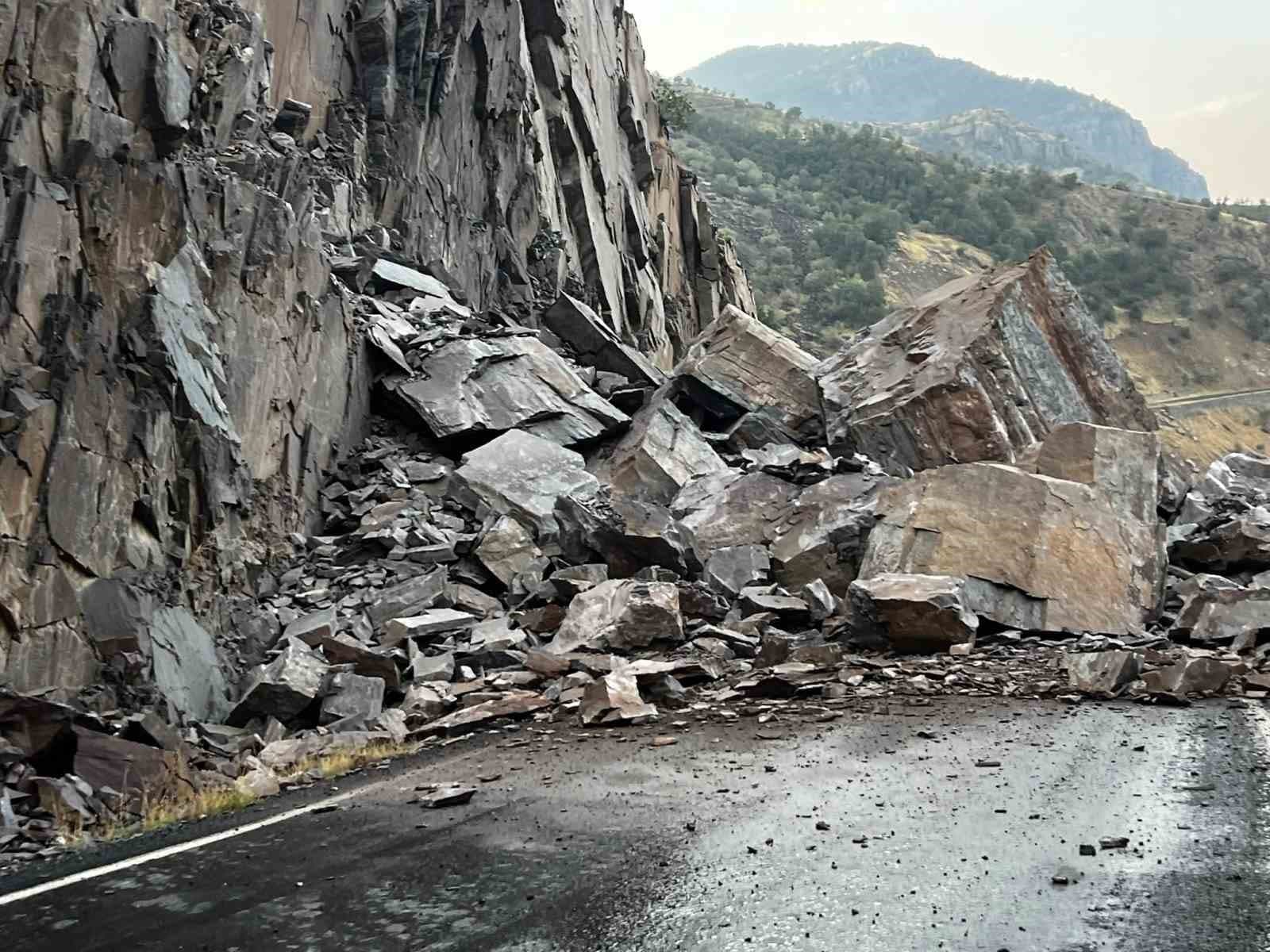 Şırnak-Beytüşşebap Karayolu Kaya Düşmesi Nedeniyle Kapandı