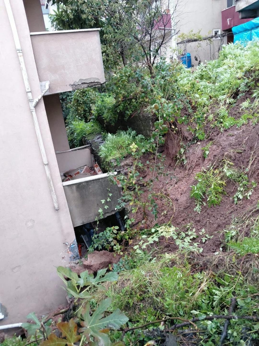 Zonguldak'ta Şiddetli Yağış Heyelana Yol Açtı: Evin Balkonu Hasar Gördü