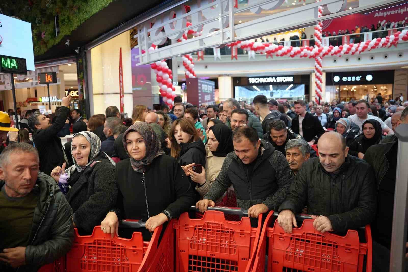 Ataşehir'deki Market Açılışında İndirim İzdihamı