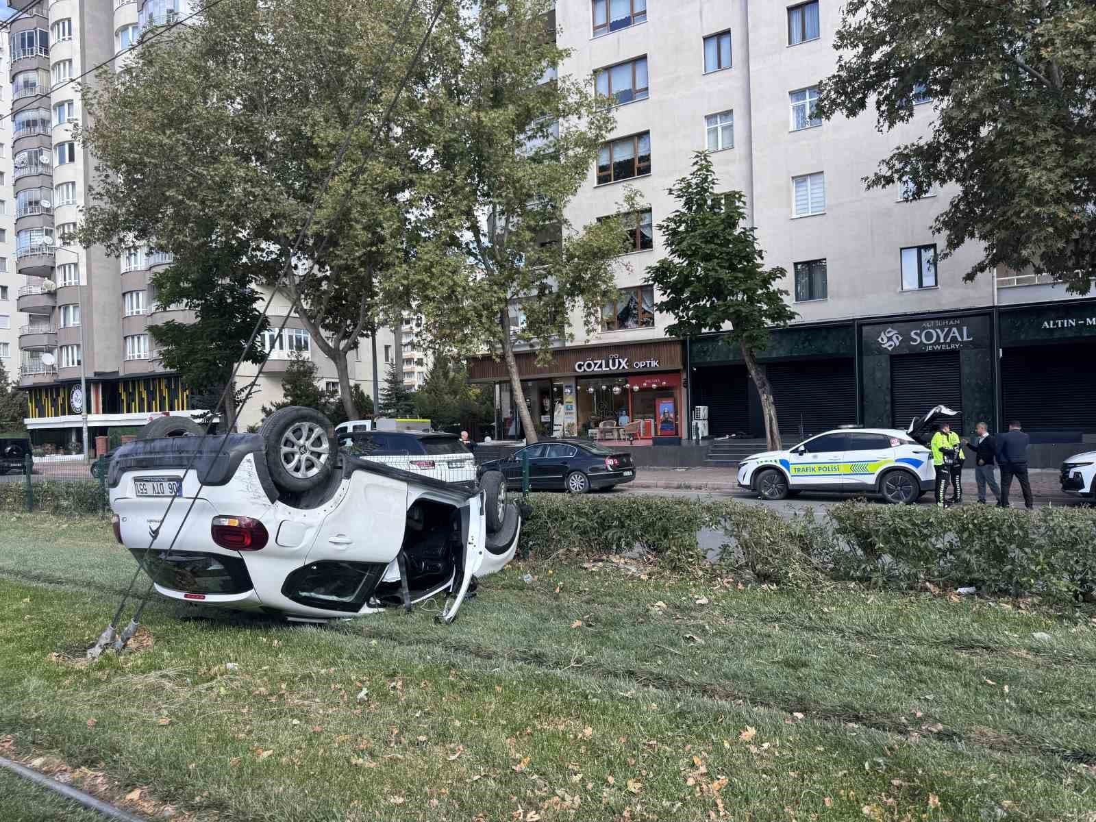 Kayseri'de Otomobiller Çarpıştı: Bir Araç Takla Atarak Tramvay Yoluna Düştü