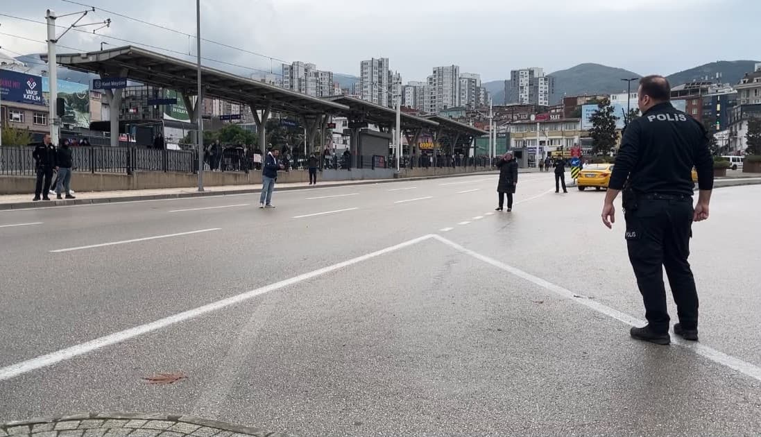 Bursa'da Çocuğunu Göremeyen Kadın Trafiği Kilitledi