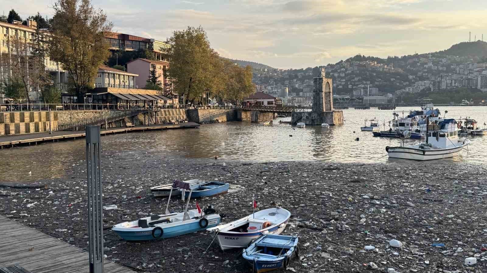 Zonguldak Limanı'nda Çöp İstilası