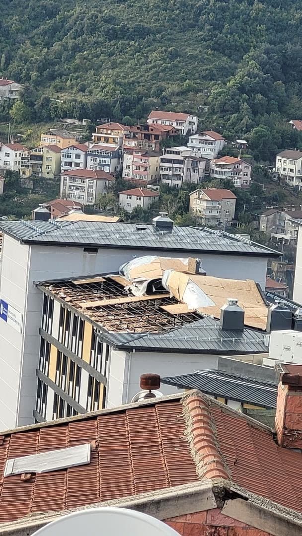 Karadeniz Ereğli'de Şiddetli Fırtına KYK Yurdu'nun Çatısını Uçurdu