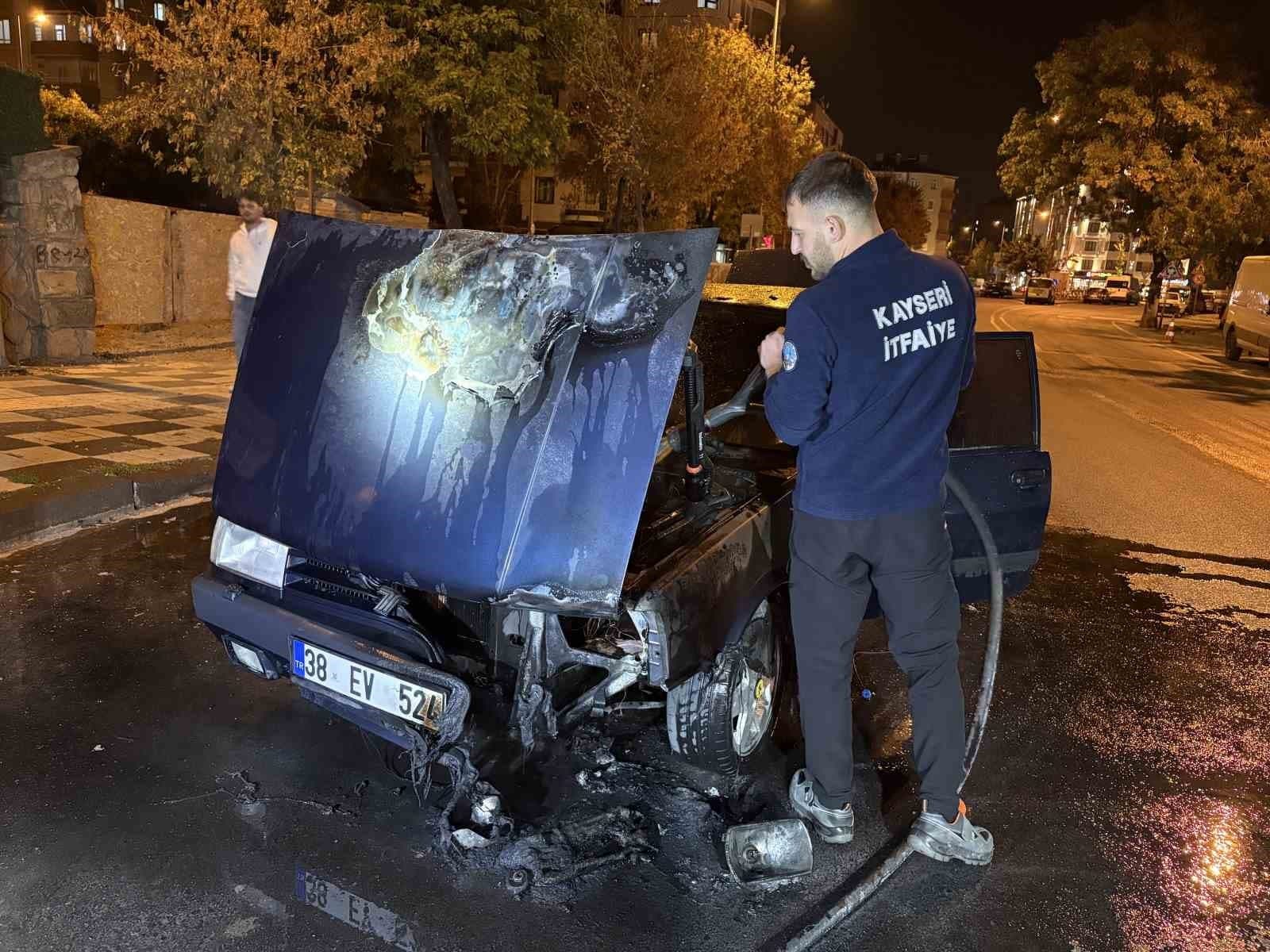 Kayseri'de seyir halindeki otomobil alevlere teslim oldu