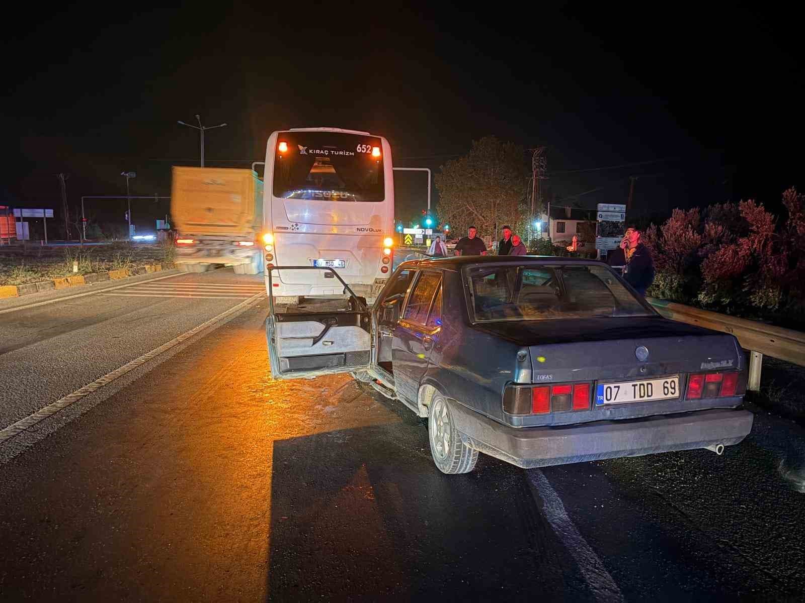 Manavgat'ta Otobüse Çarpan Otomobil Sürücüsü Ağır Yaralandı