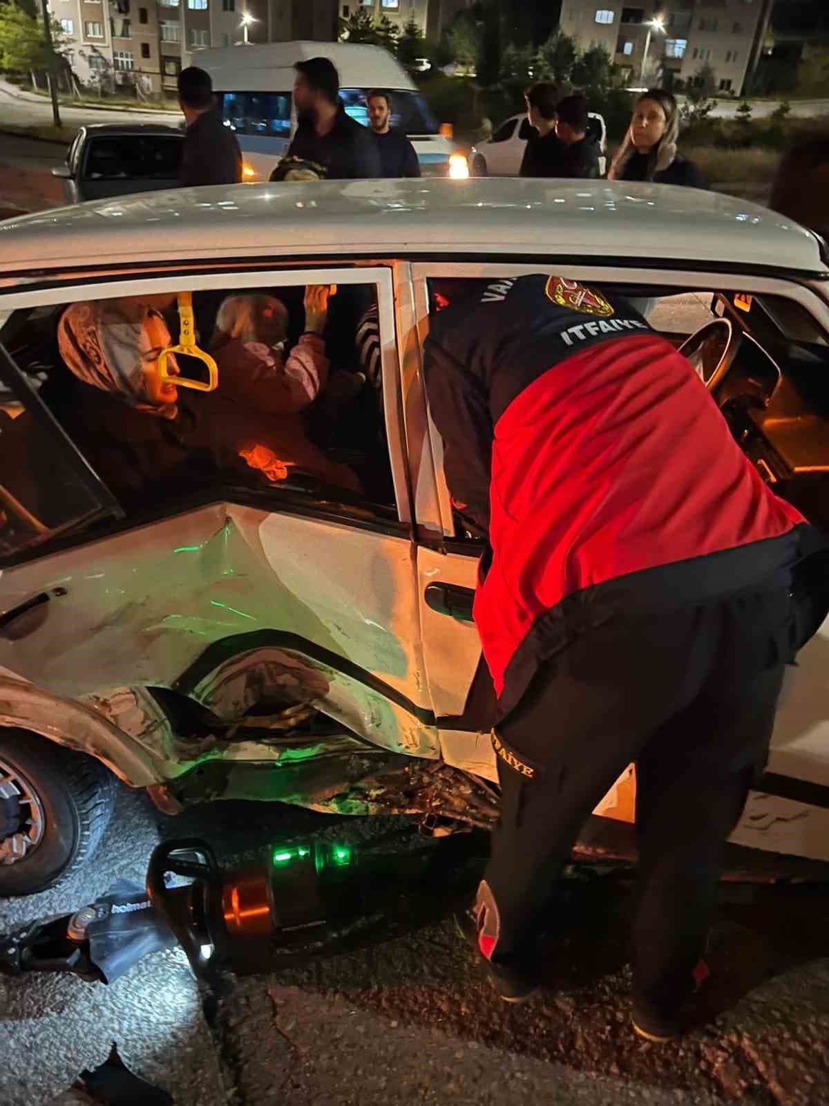 Van'da İki Otomobil Çarpıştı: 3 Kişi Yaralandı