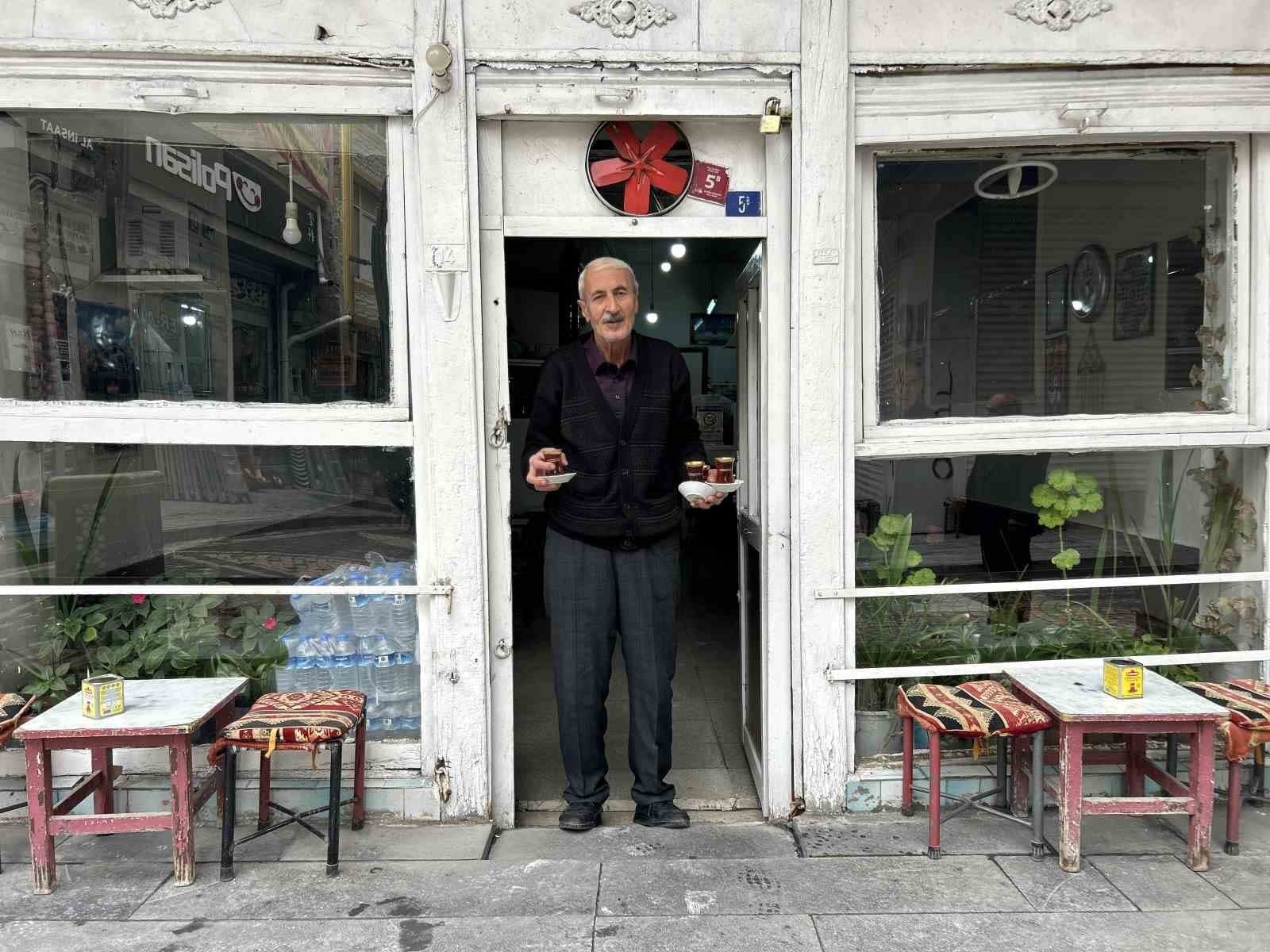 Van'da 45 Yıldır Geleneksel Kahvehane Kültürünü Yaşatan Halit Arar