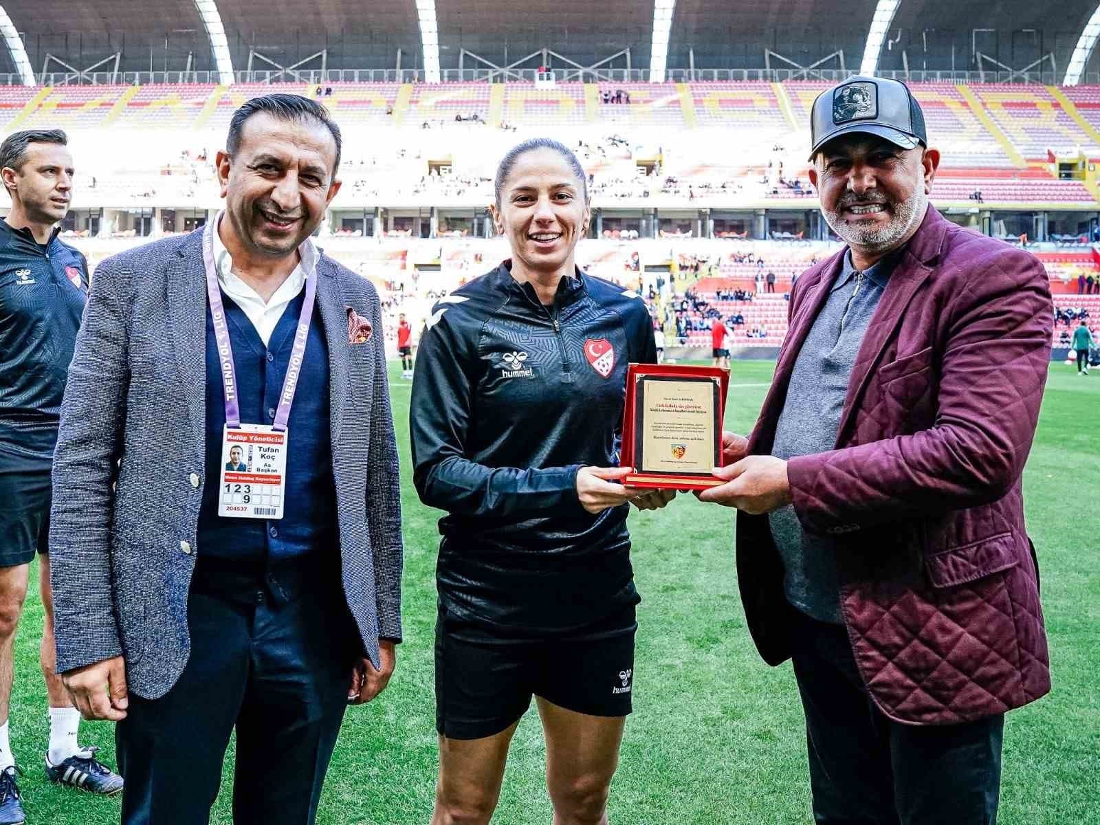 Kayserispor'dan Kadın Hakem Asen Albayrak'a Anlamlı Jest