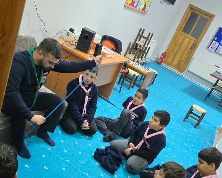 Genç İzciler Sabah Namazı Buluşmasında Düğüm Eğitimi Aldı
