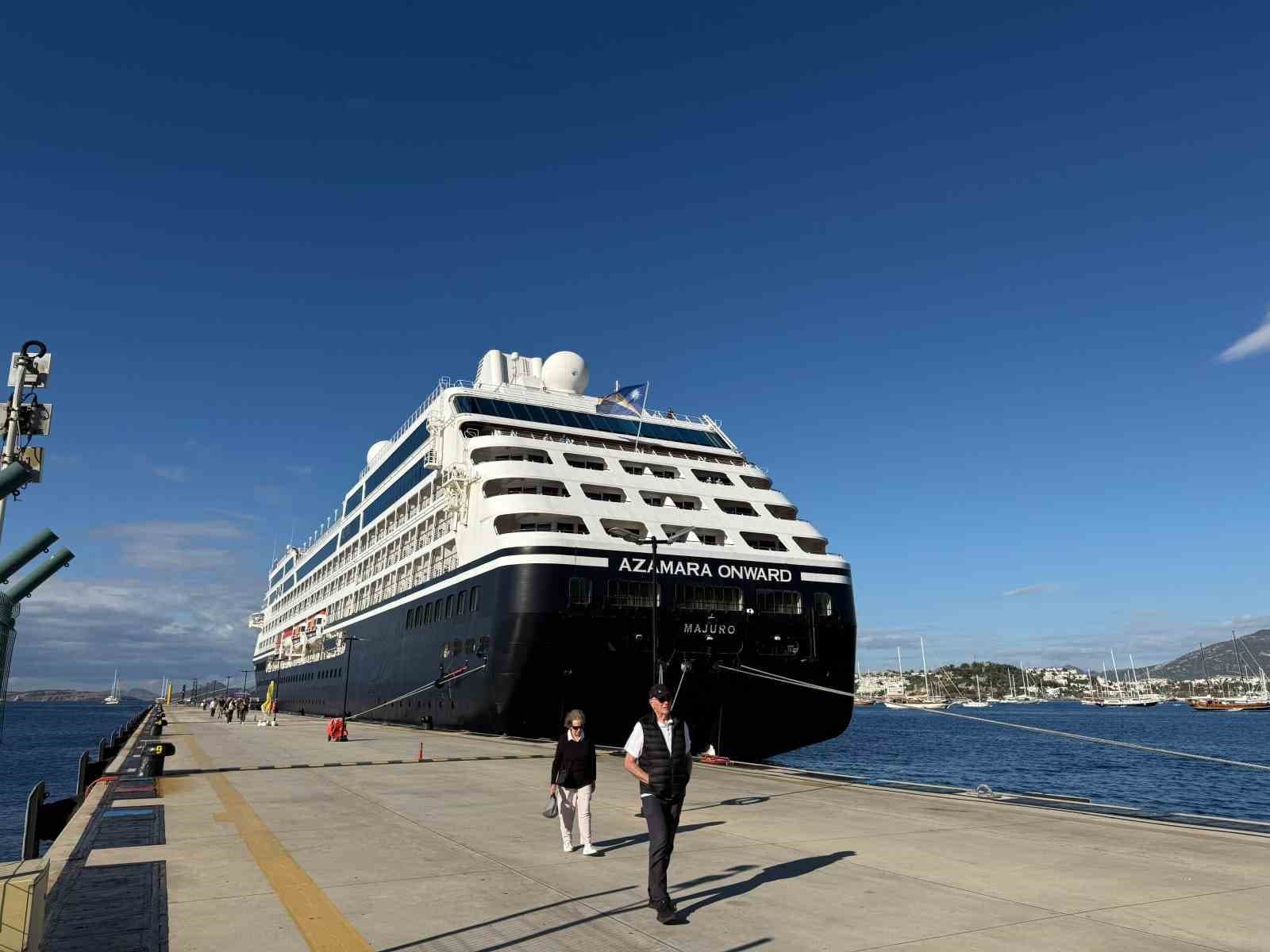 Bodrum'a Dev Kruvaziyer Gemisi Geldi