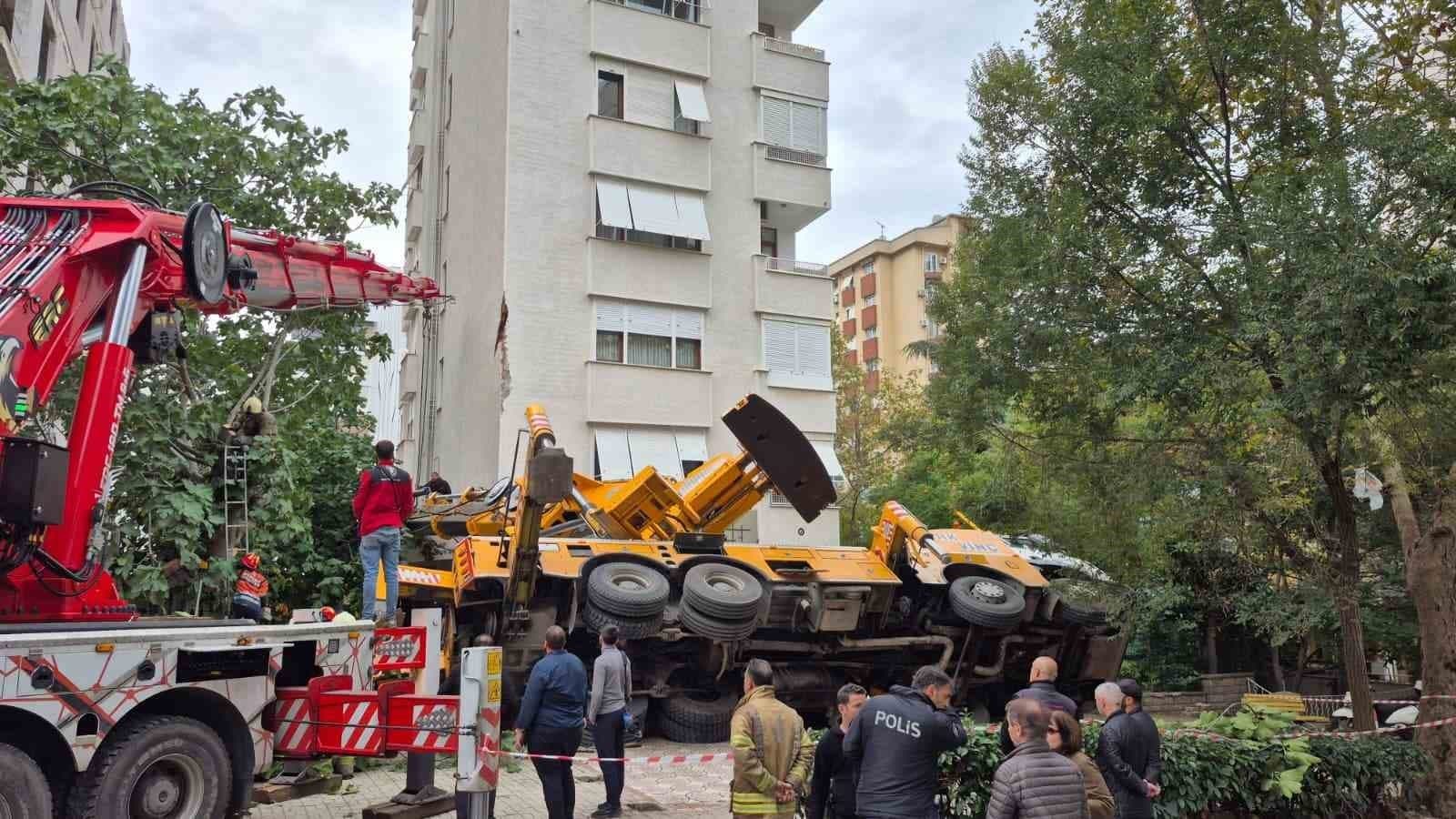 Kadıköy'de İnşaat Vinci Binanın Üzerine Devrildi