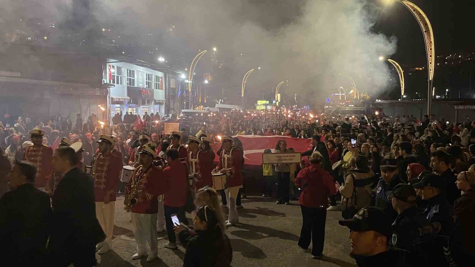 Zonguldak’ta Cumhuriyet Bayramı’nda fener alayı coşkusu