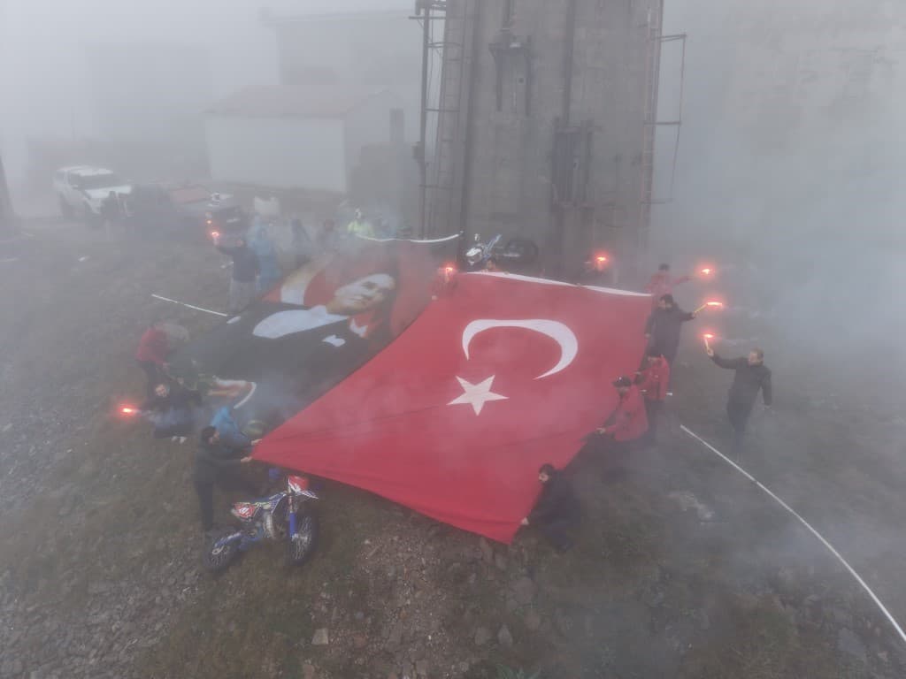 Ay yıldızlı bayrak karadan ve sudan zirveye ulaştı