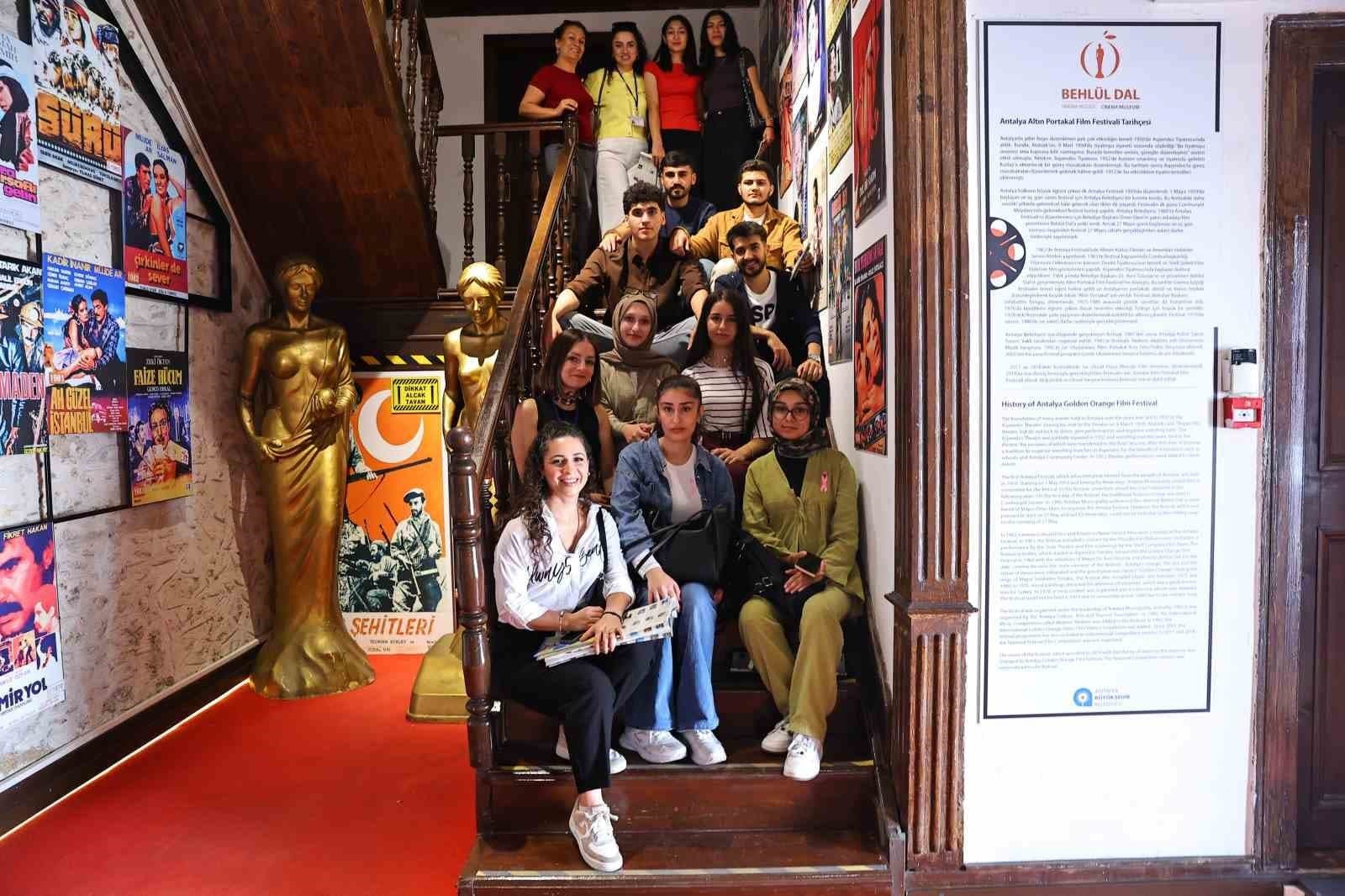 Üniversite öğrencileri Antalya’nın tarihi ve kültürel zenginliklerini keşfettiler