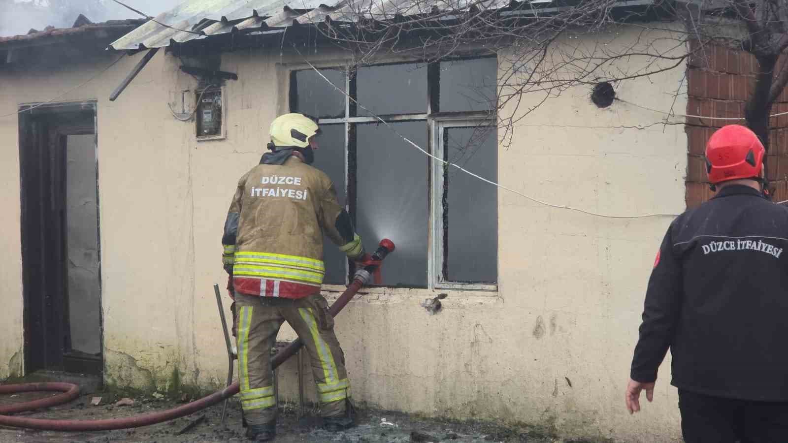 Düzce’de tek katlı ev yandı