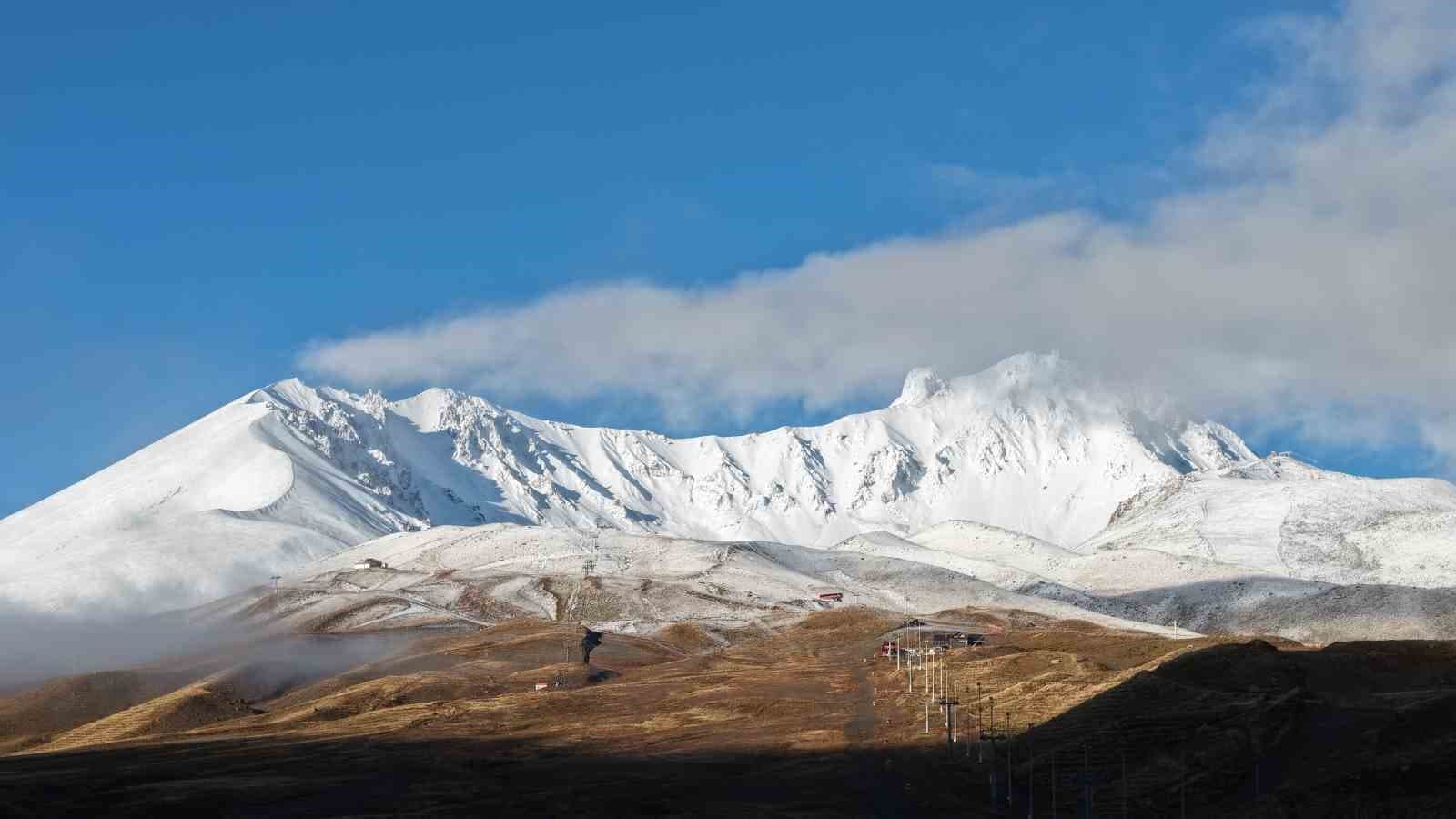 Erciyes’e kar yağdı, güzel görüntüler ortaya çıktı