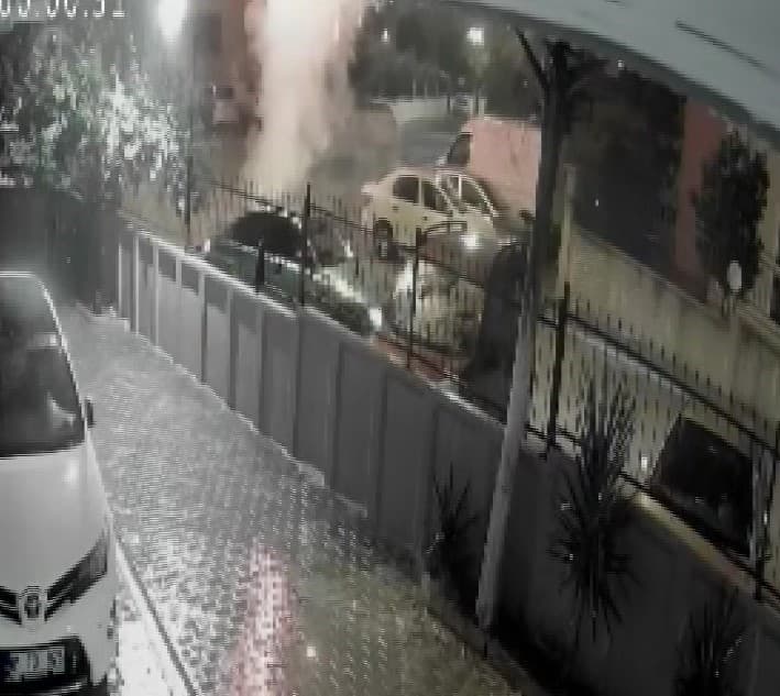 Adana’da havai fişekli tehlikeli eğlence: Ateş parçaları araç ve evlere sıçradı