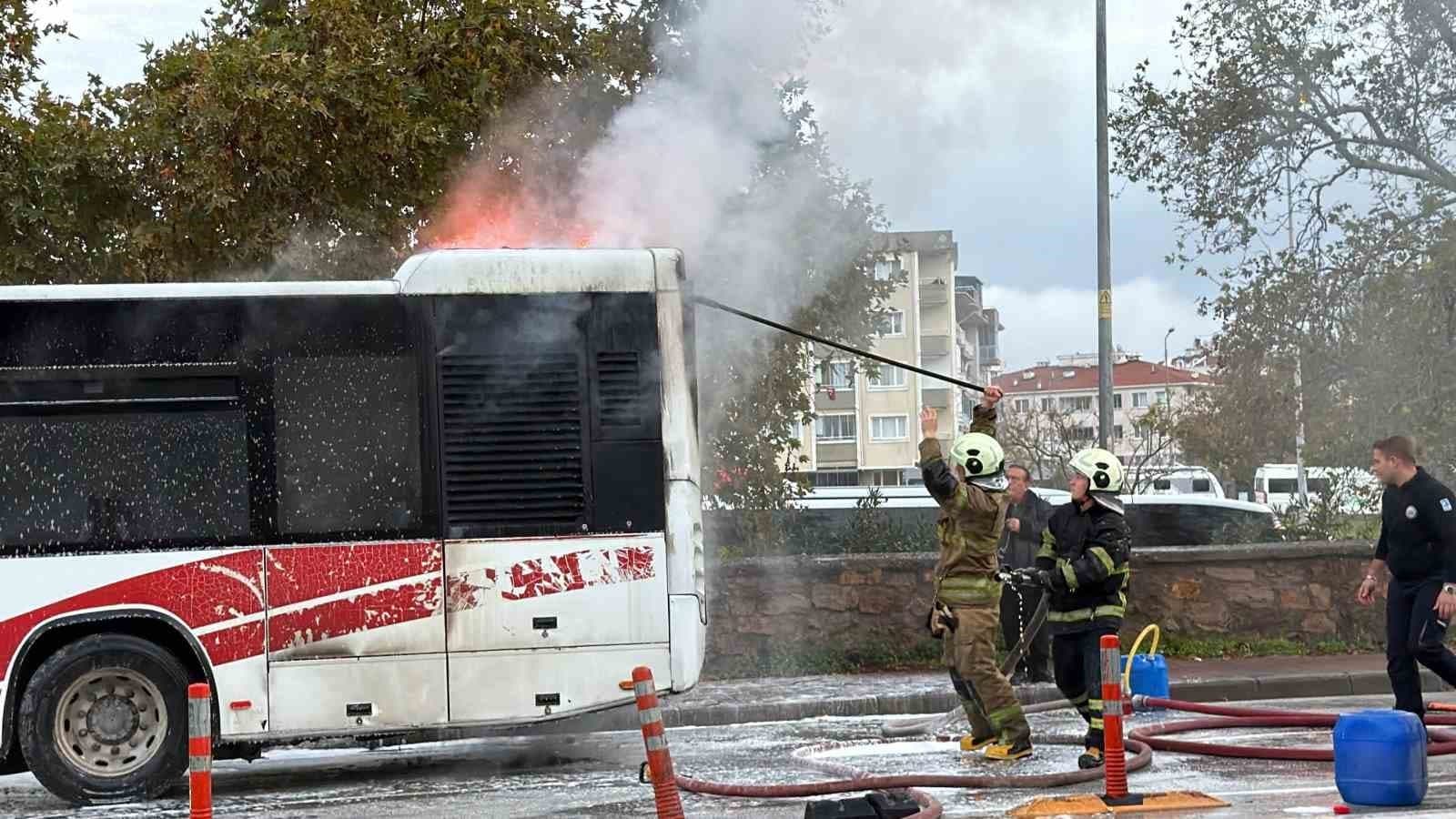 Çanakkale’de özel halk otobüsü alev alev yandı