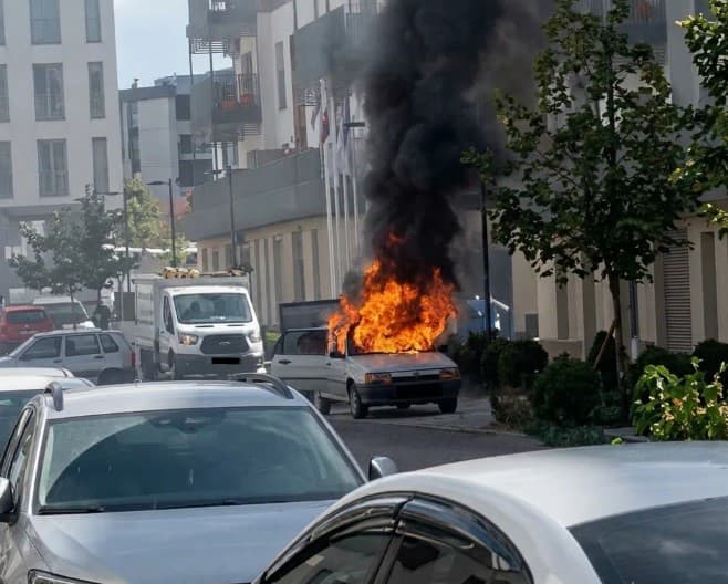 Kahramanmaraş’ta hareketli dakikalar: Seyir halindeki otomobil alev alev yandı