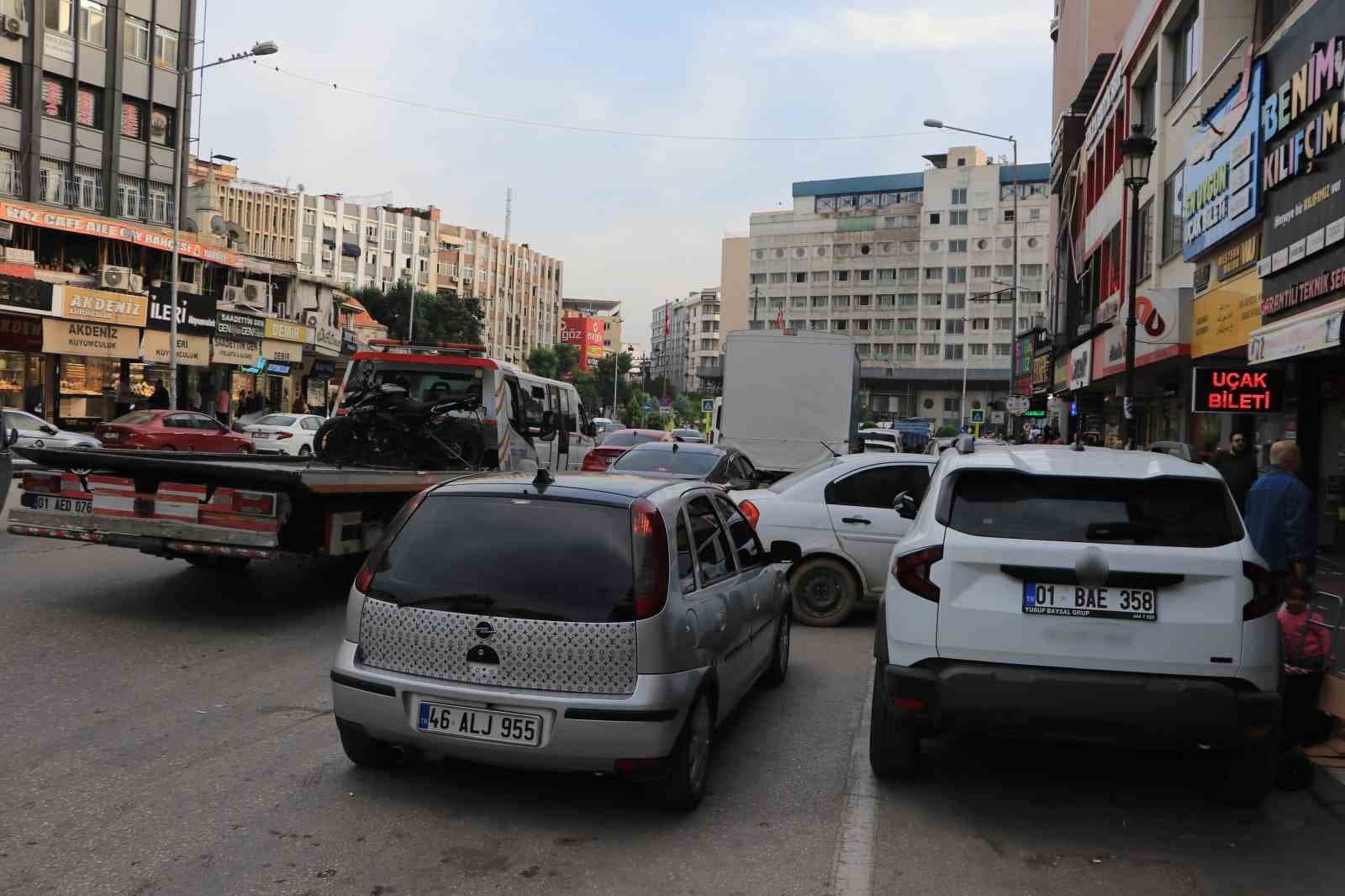 Hatalı parklar trafik akışını etkiledi, vatandaşlar tepki gösterdi