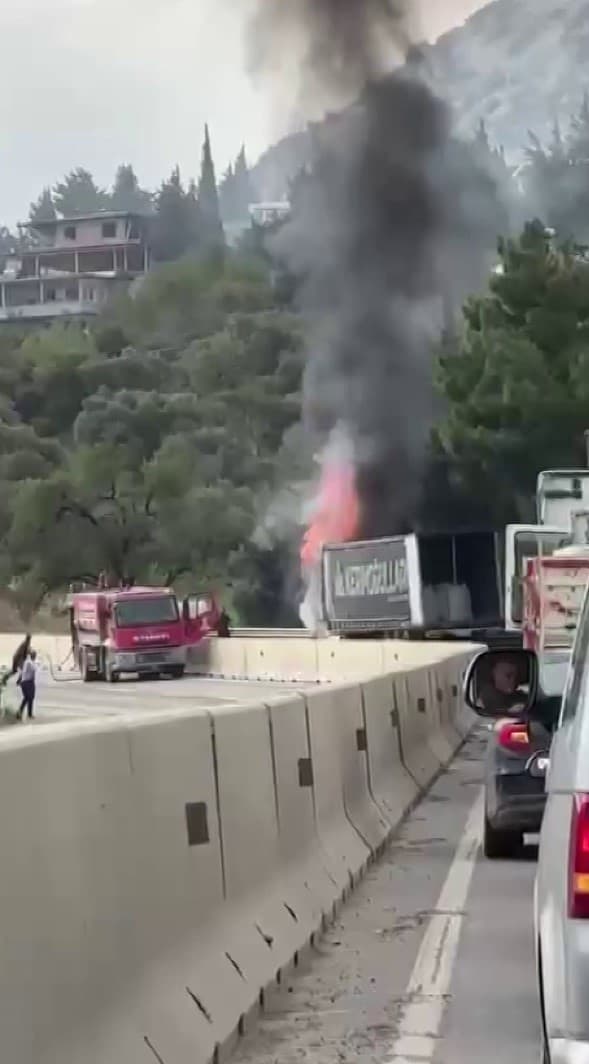 Seyir halindeki tır alevlere teslim oldu