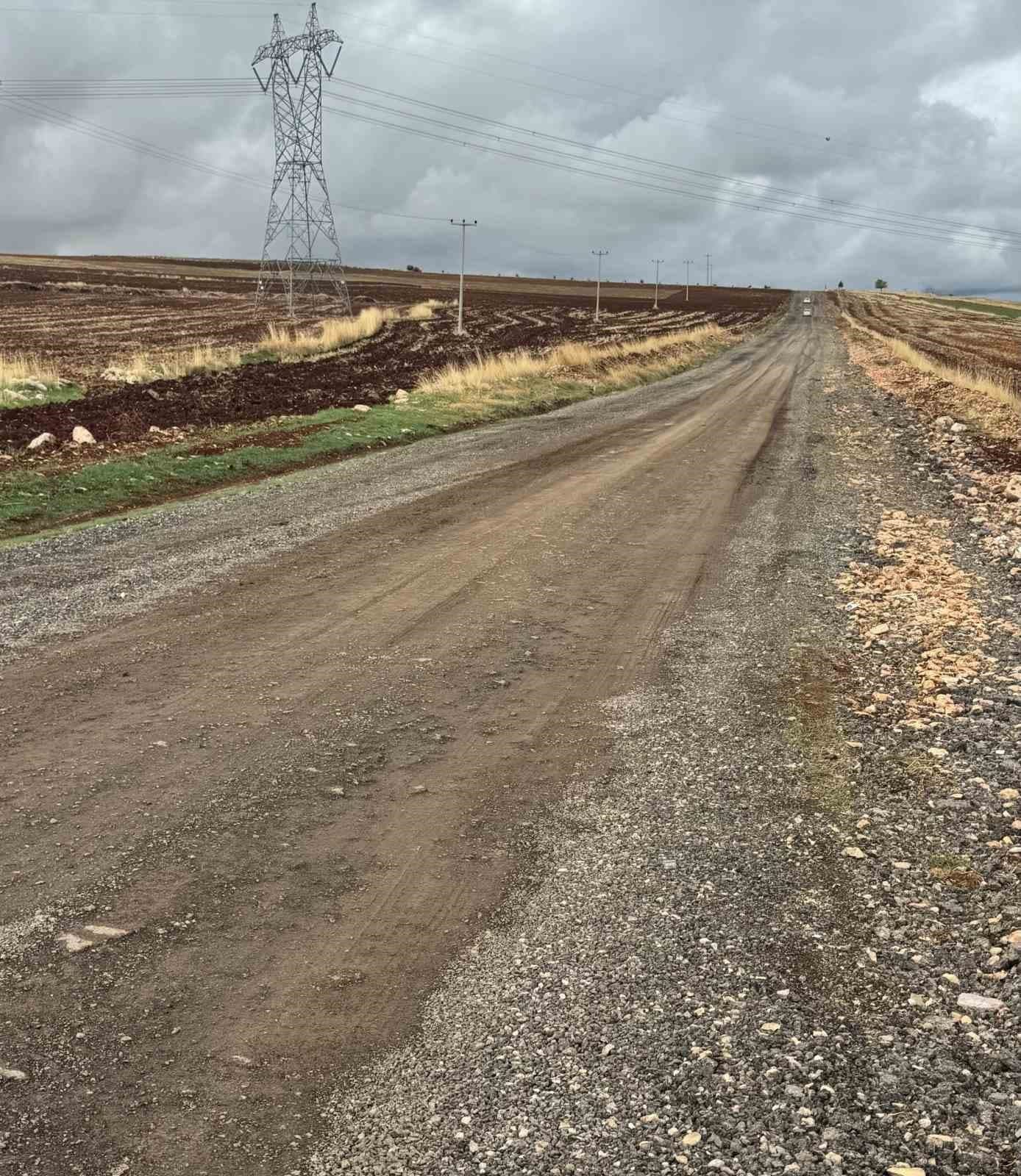 Bozuk köy yolu sürücülerin tepkisine neden oluyor