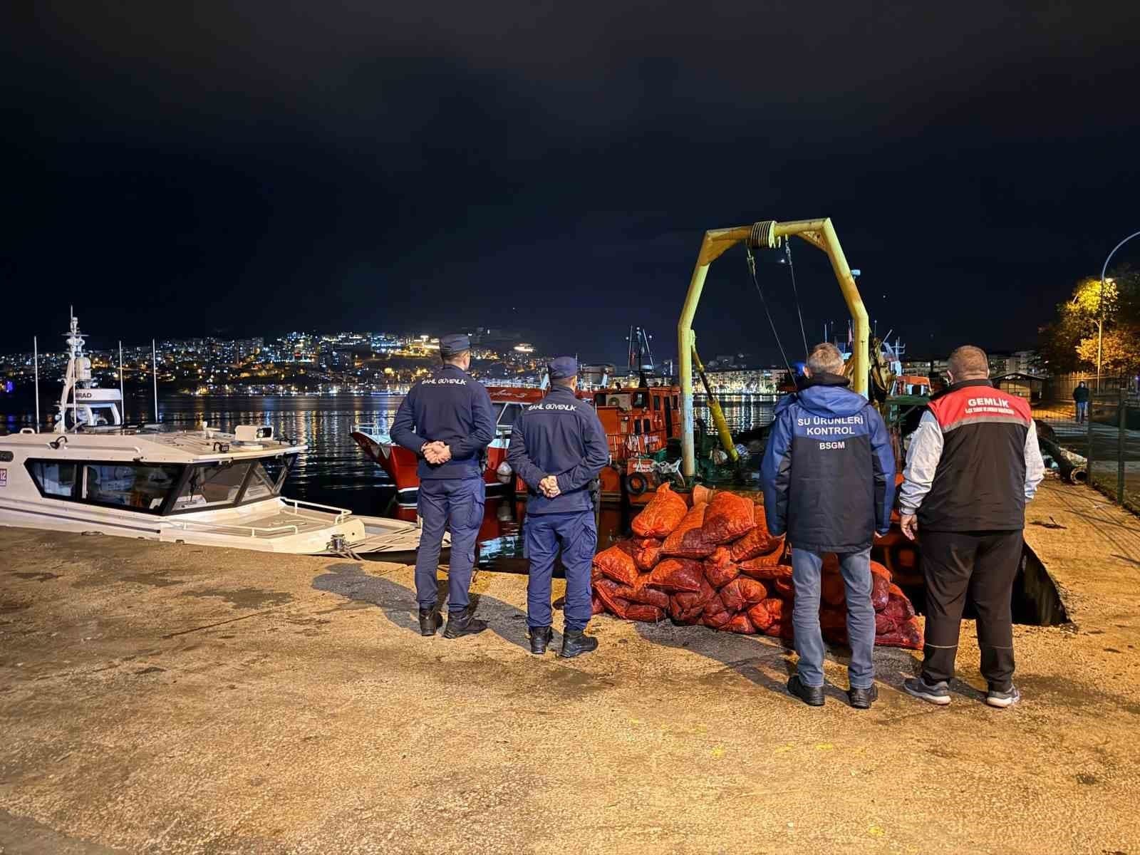 Bursa’da 350 kilo kaçak midye ele geçirildi